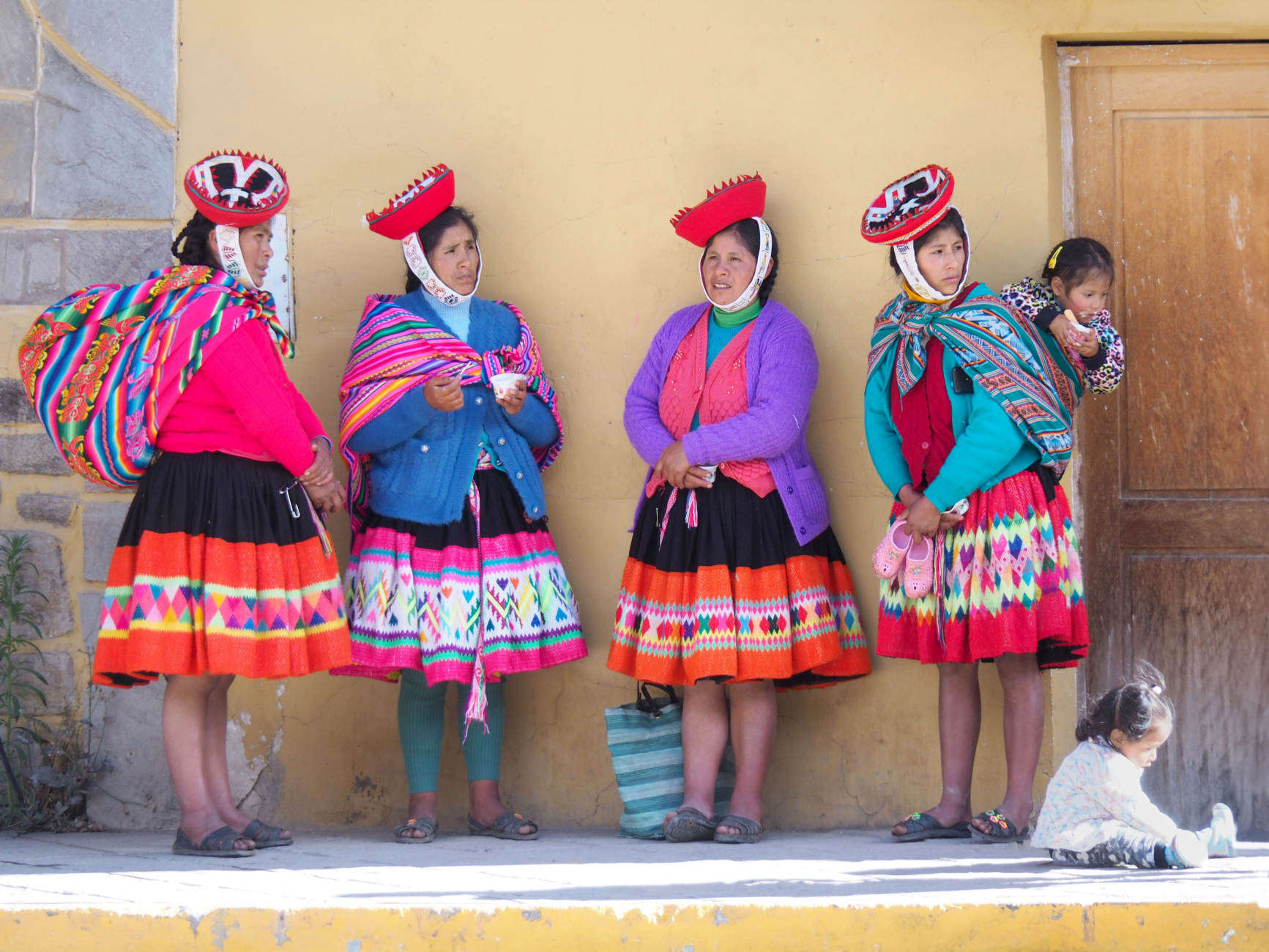 Wartende Frauen in Maras Peru